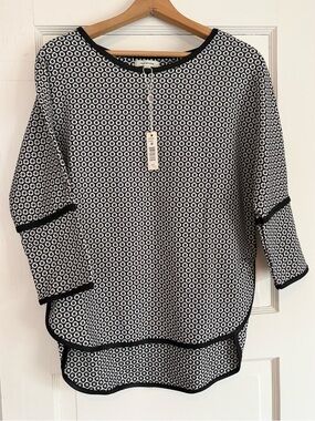 Max Studio NWT Floral Top. Black White Size Medium. Stretchy Casual Fun